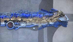 Escultura mural contemporánea inspirada en el arte mesoamericano, compuesta por un mosaico de relieves, texturas y formas geométricas que evocan figuras humanas y elementos simbólicos. La obra combina tonos metálicos y azules intensos con piedra y superficies grabadas, creando una narrativa visual que recuerda a los antiguos murales y esculturas prehispánicas. Una pieza única de arte decorativo ideal para espacios modernos, galerías o colecciones de arte latinoamericano.